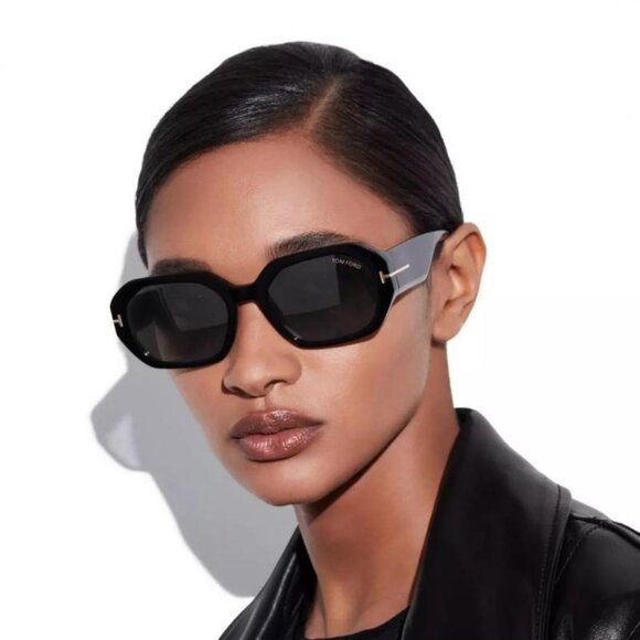 Tom Ford Veronique-02 FT0917 01A Sunglasses Black Rectangle Frame, Smoke Lenses - Picture 1 of 11